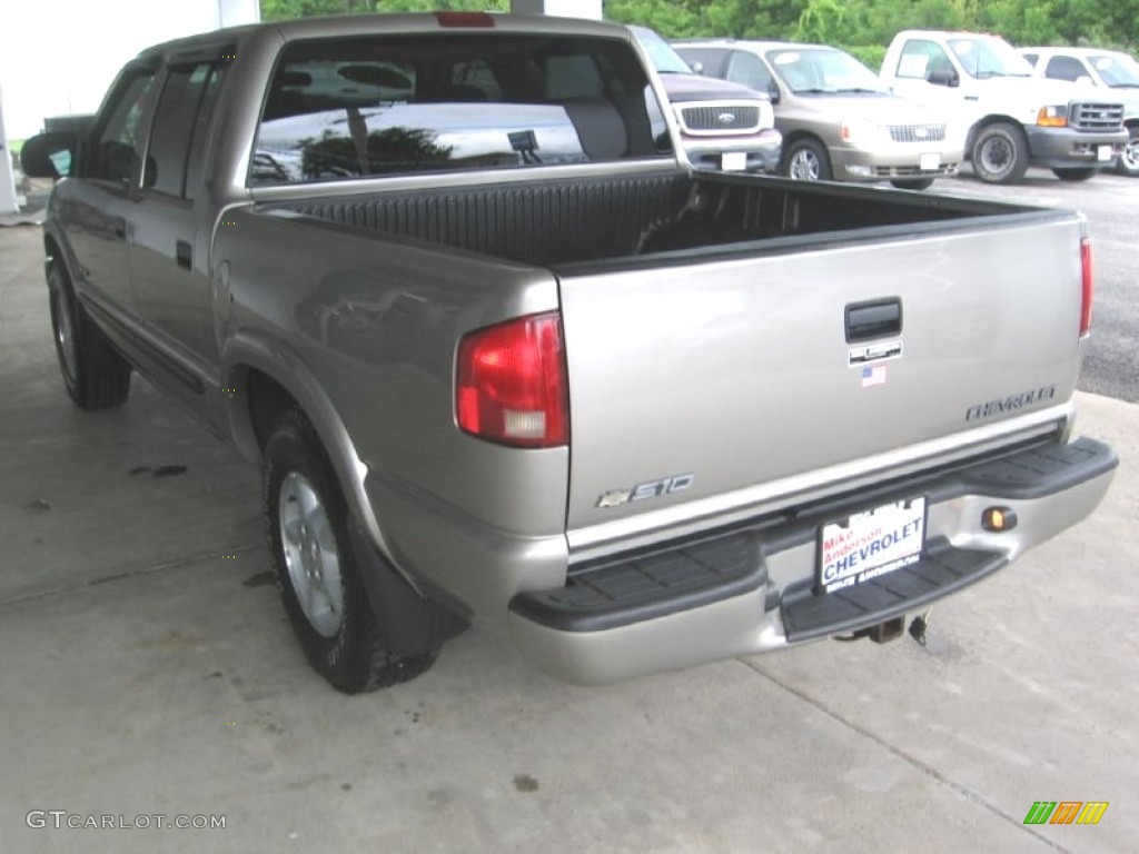 2004 S10 LS Crew Cab 4x4 - Light Pewter Metallic / Graphite photo #3