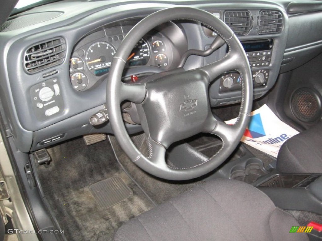 2004 S10 LS Crew Cab 4x4 - Light Pewter Metallic / Graphite photo #6