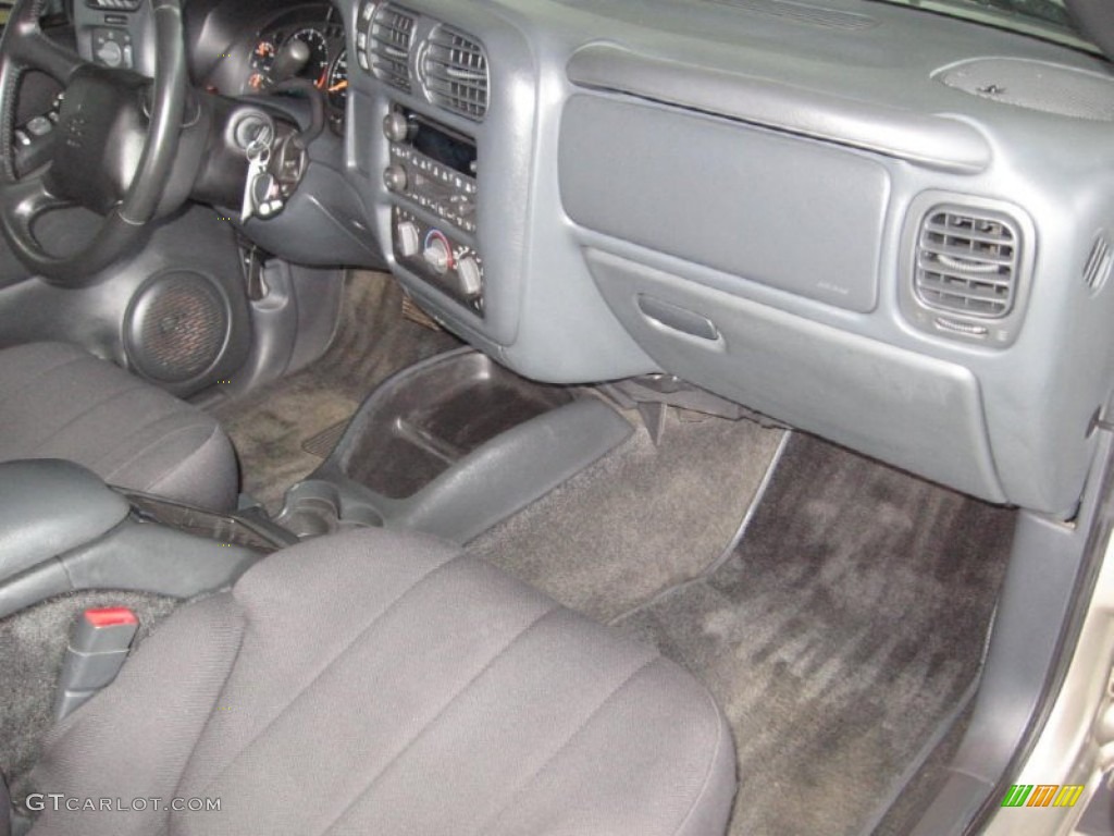 2004 S10 LS Crew Cab 4x4 - Light Pewter Metallic / Graphite photo #13