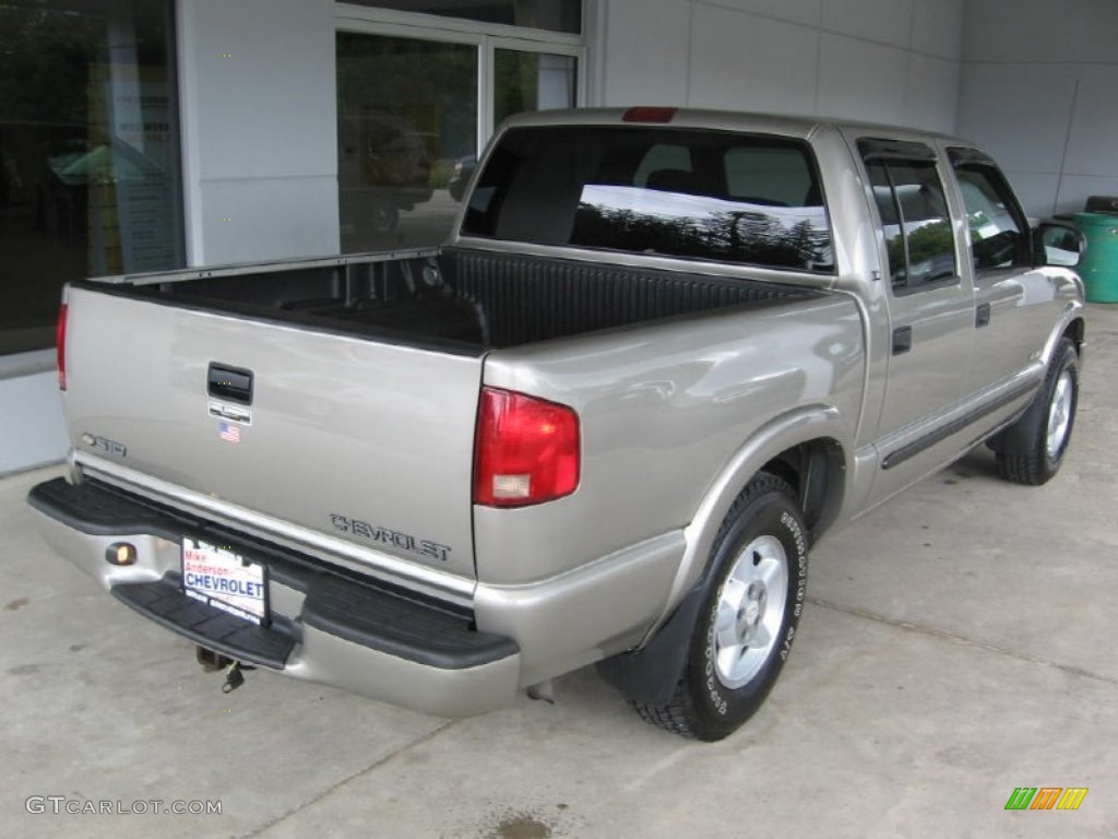 2004 S10 LS Crew Cab 4x4 - Light Pewter Metallic / Graphite photo #18