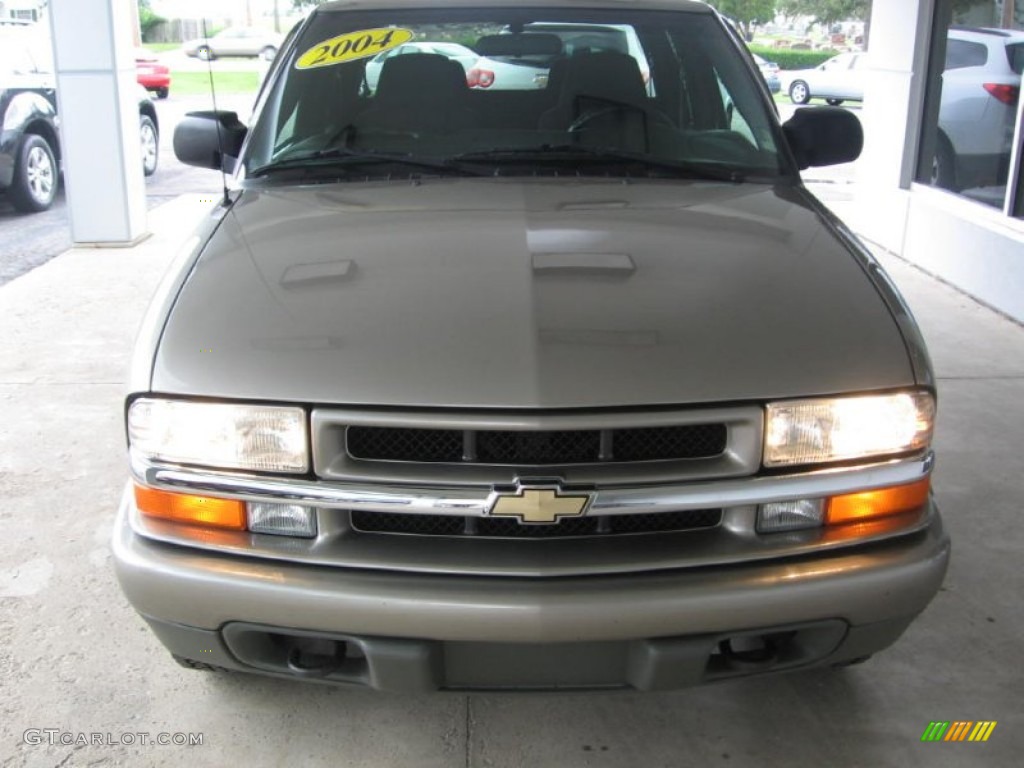 2004 S10 LS Crew Cab 4x4 - Light Pewter Metallic / Graphite photo #22