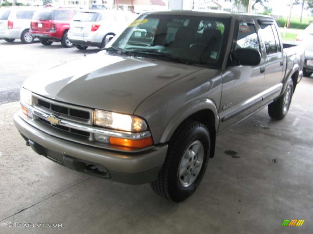 2004 S10 LS Crew Cab 4x4 - Light Pewter Metallic / Graphite photo #23