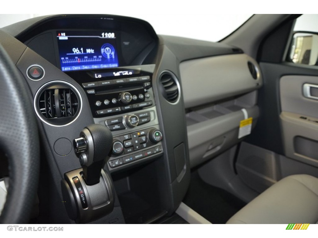 2015 Pilot SE - Crystal Black Pearl / Gray photo #14