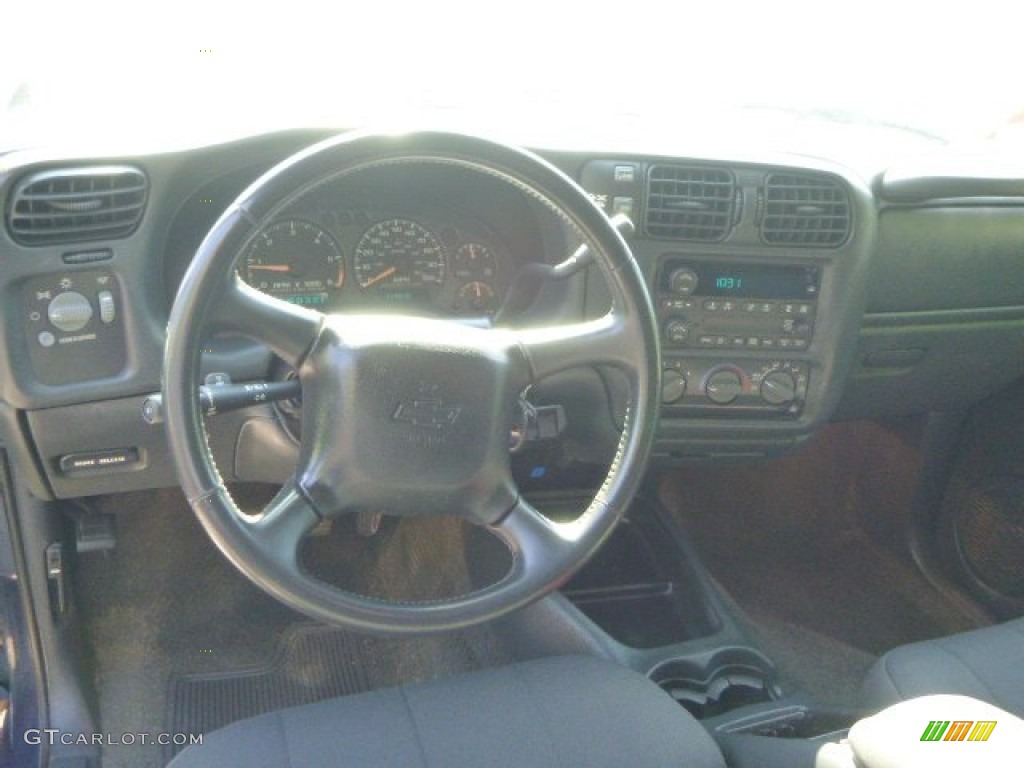 2004 S10 LS Crew Cab 4x4 - Indigo Blue Metallic / Graphite photo #10