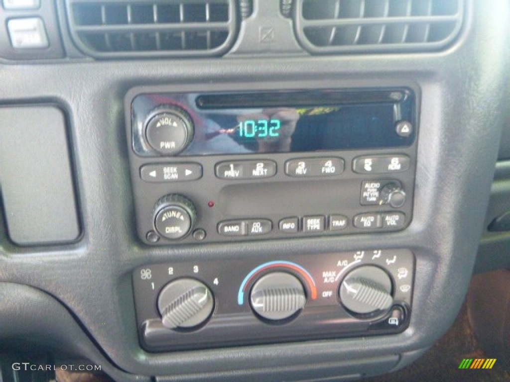 2004 S10 LS Crew Cab 4x4 - Indigo Blue Metallic / Graphite photo #13