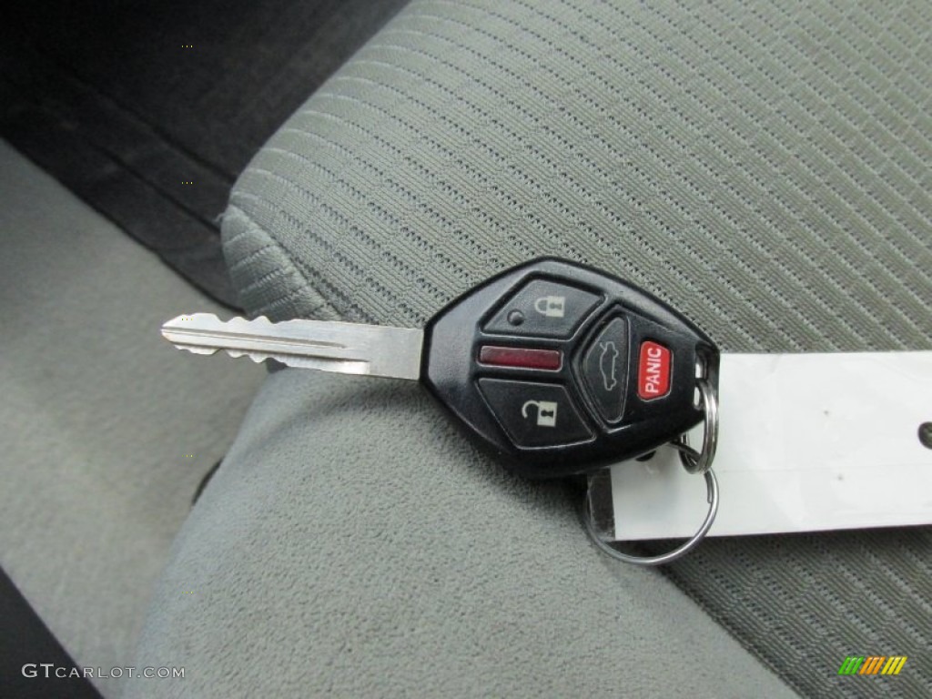 2007 Eclipse GS Coupe - Liquid Silver Metallic / Medium Gray photo #32