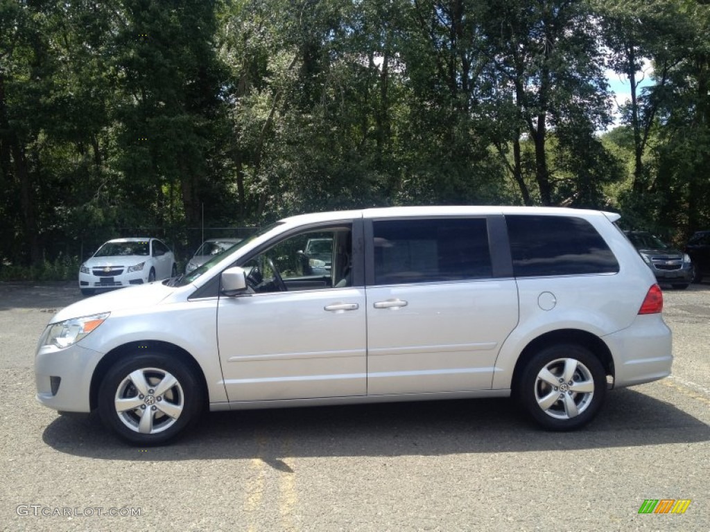 Mercury Silver Metallic 2010 Volkswagen Routan SE Exterior Photo #96409661