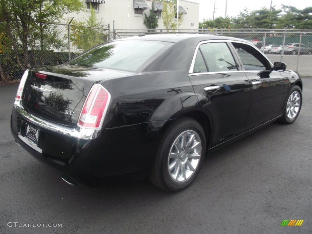 2013 300 C - Phantom Black Tri-Coat Pearl / Black photo #4