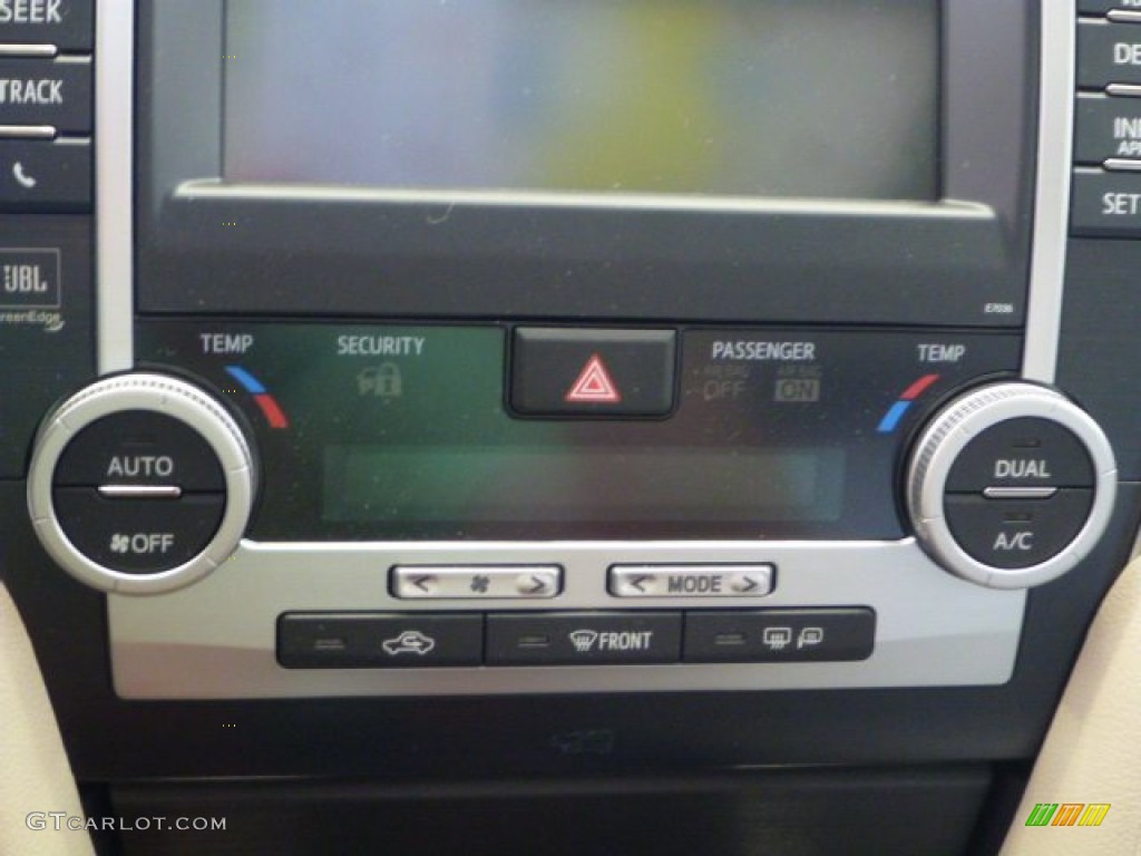 2013 Camry Hybrid XLE - Champagne Mica / Ivory photo #24