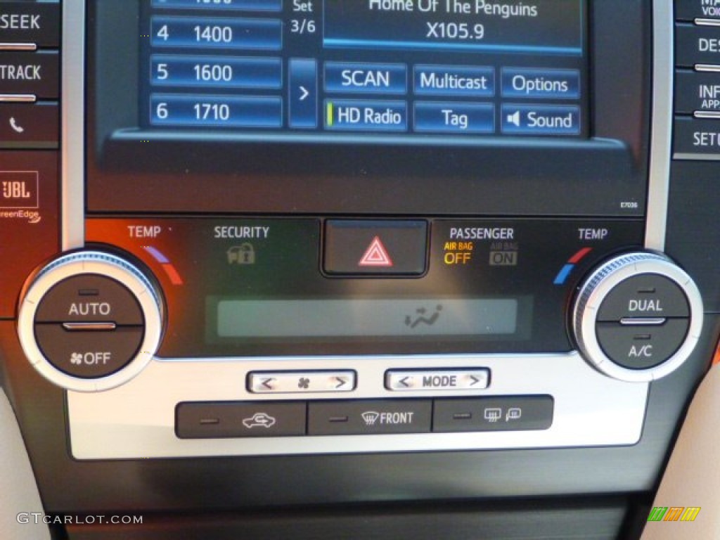 2013 Camry Hybrid XLE - Champagne Mica / Ivory photo #24