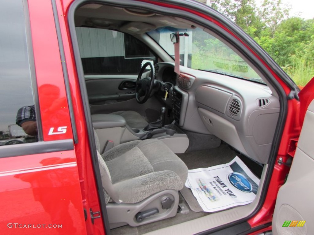 2002 TrailBlazer LS 4x4 - Victory Red / Dark Pewter photo #20