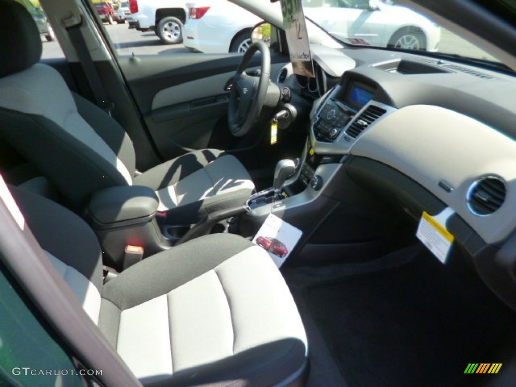 2014 Cruze LS - Rainforest Green Metallic / Jet Black/Medium Titanium photo #9