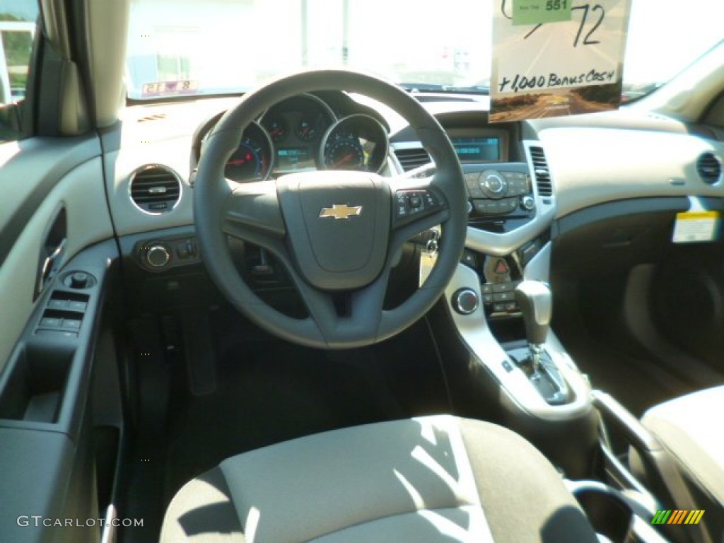 2014 Cruze LS - Rainforest Green Metallic / Jet Black/Medium Titanium photo #12