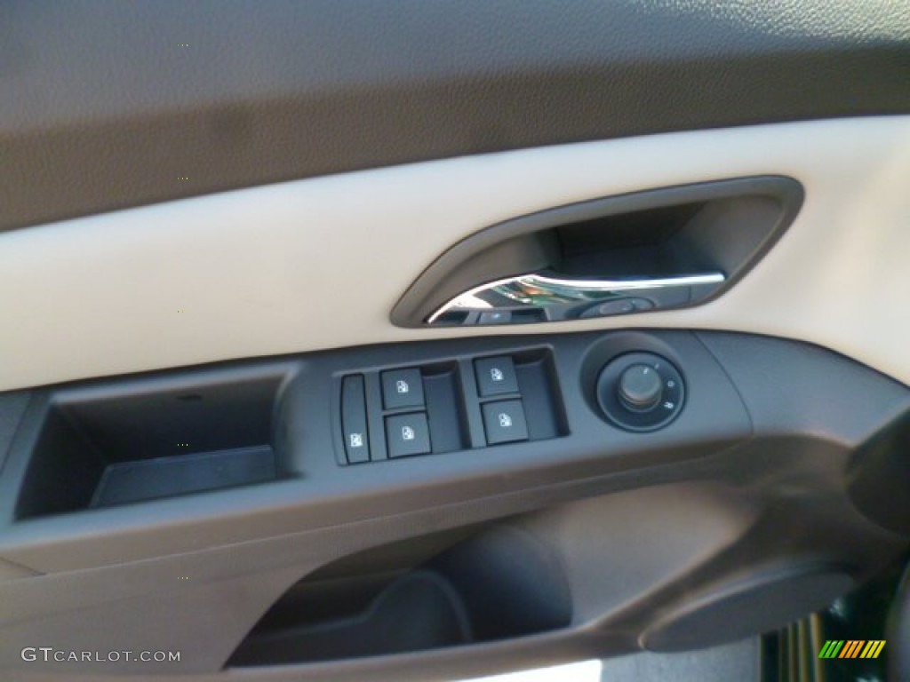 2014 Cruze LS - Rainforest Green Metallic / Jet Black/Medium Titanium photo #15