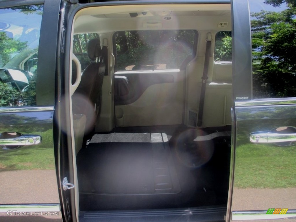 2011 Town & Country Touring - L - Blackberry Pearl / Black/Light Graystone photo #15