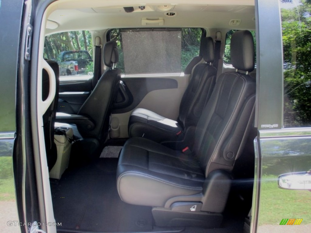 2011 Town & Country Touring - L - Blackberry Pearl / Black/Light Graystone photo #16