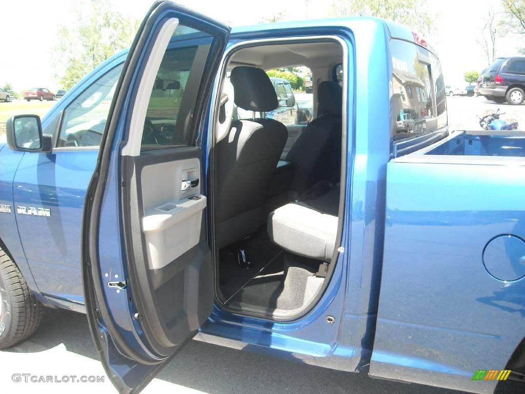2009 Ram 1500 SLT Quad Cab 4x4 - Deep Water Blue Pearl / Dark Slate/Medium Graystone photo #17