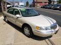 2002 Ivory Parchment Tri-Coat Lincoln Continental   photo #3