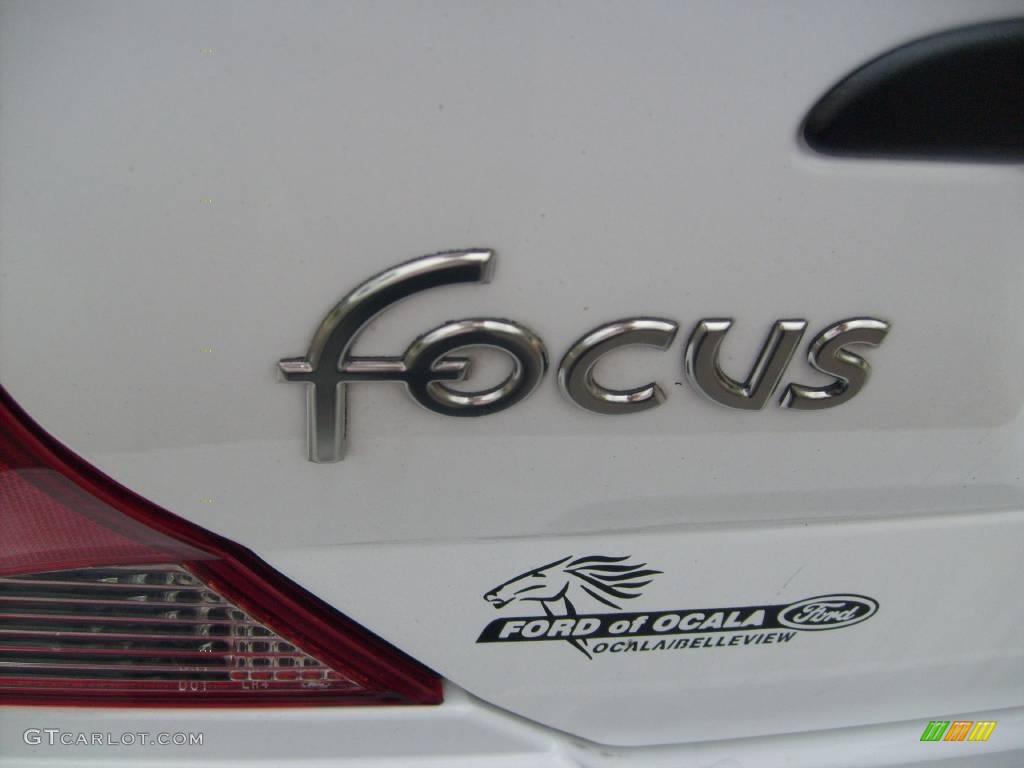 2003 Focus SE Sedan - Cloud 9 White / Medium Parchment photo #10