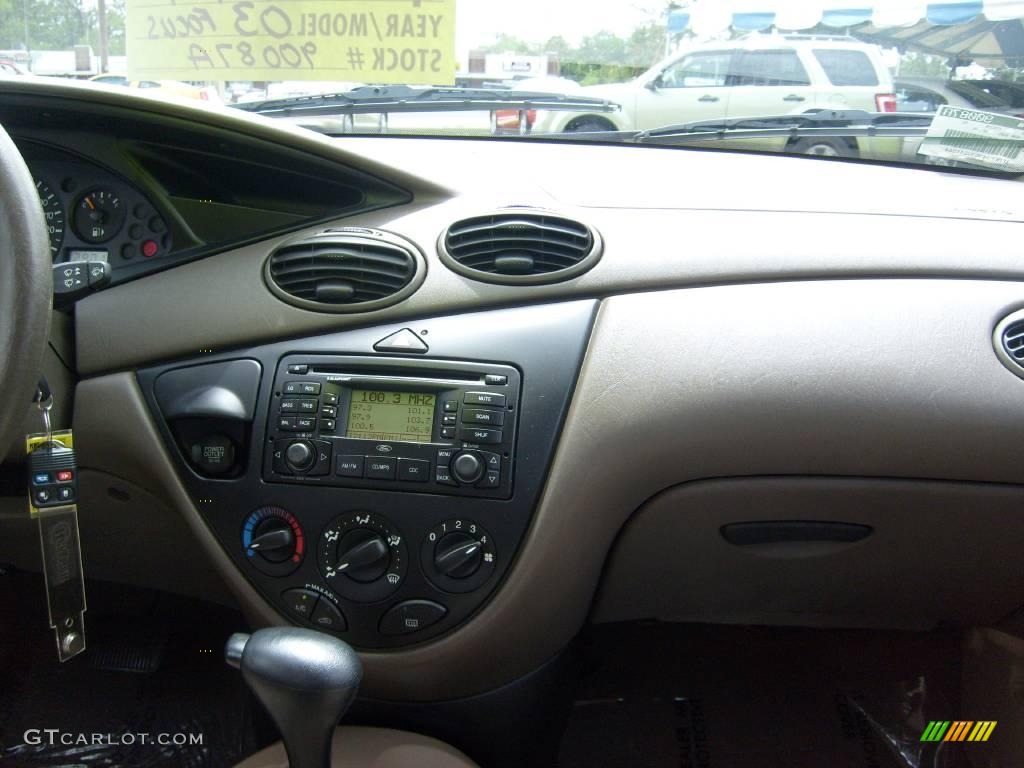 2003 Focus SE Sedan - Cloud 9 White / Medium Parchment photo #26