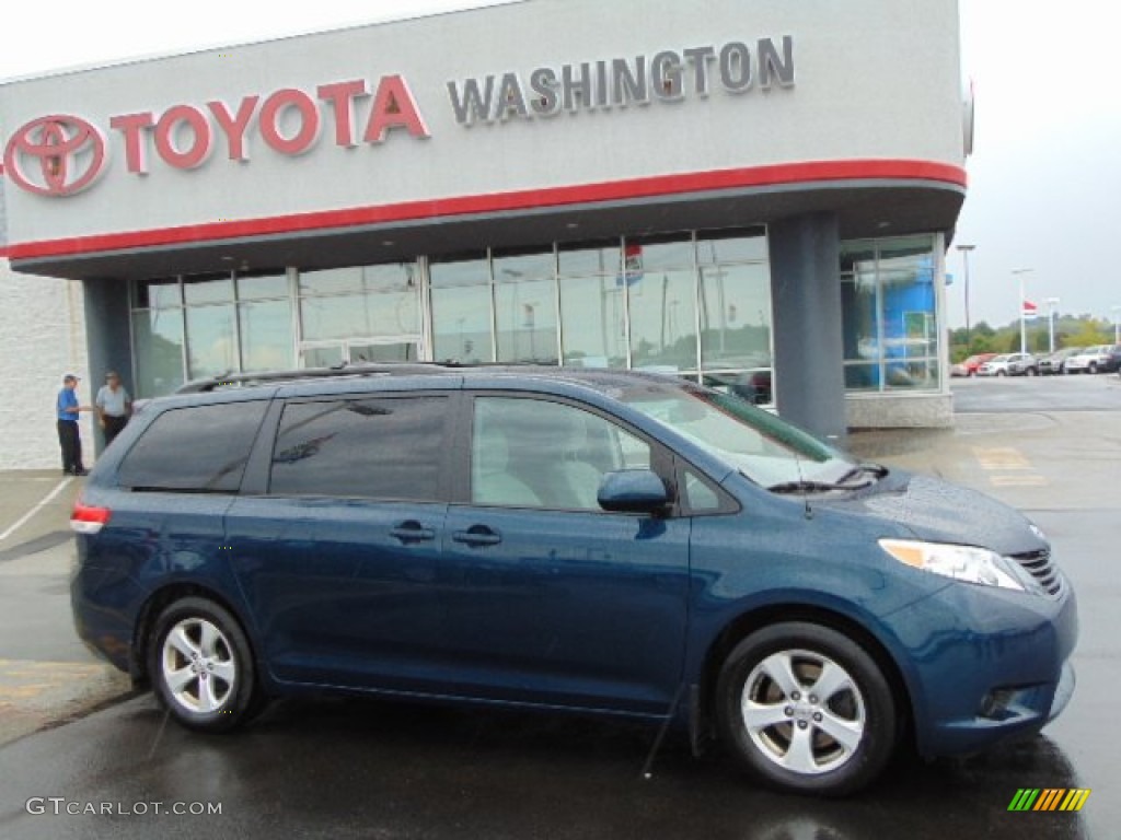 2011 Sienna LE - South Pacific Blue Pearl / Light Gray photo #2