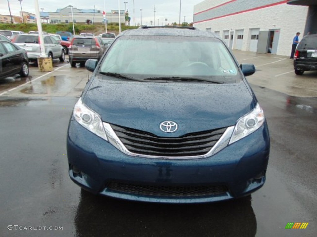 2011 Sienna LE - South Pacific Blue Pearl / Light Gray photo #3