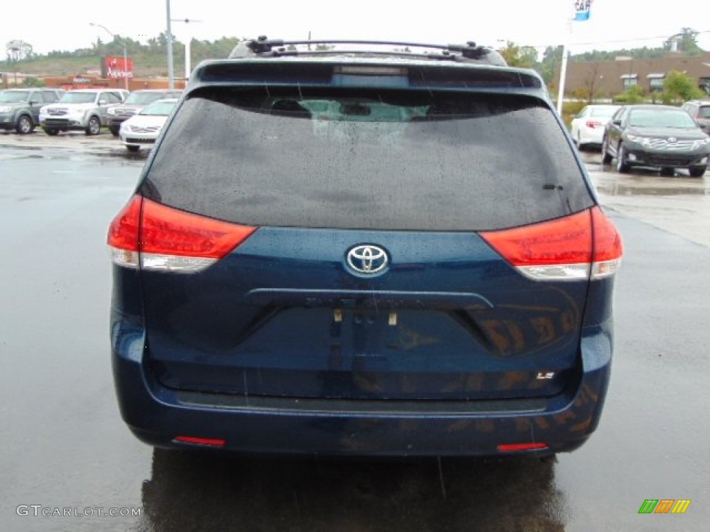 2011 Sienna LE - South Pacific Blue Pearl / Light Gray photo #6