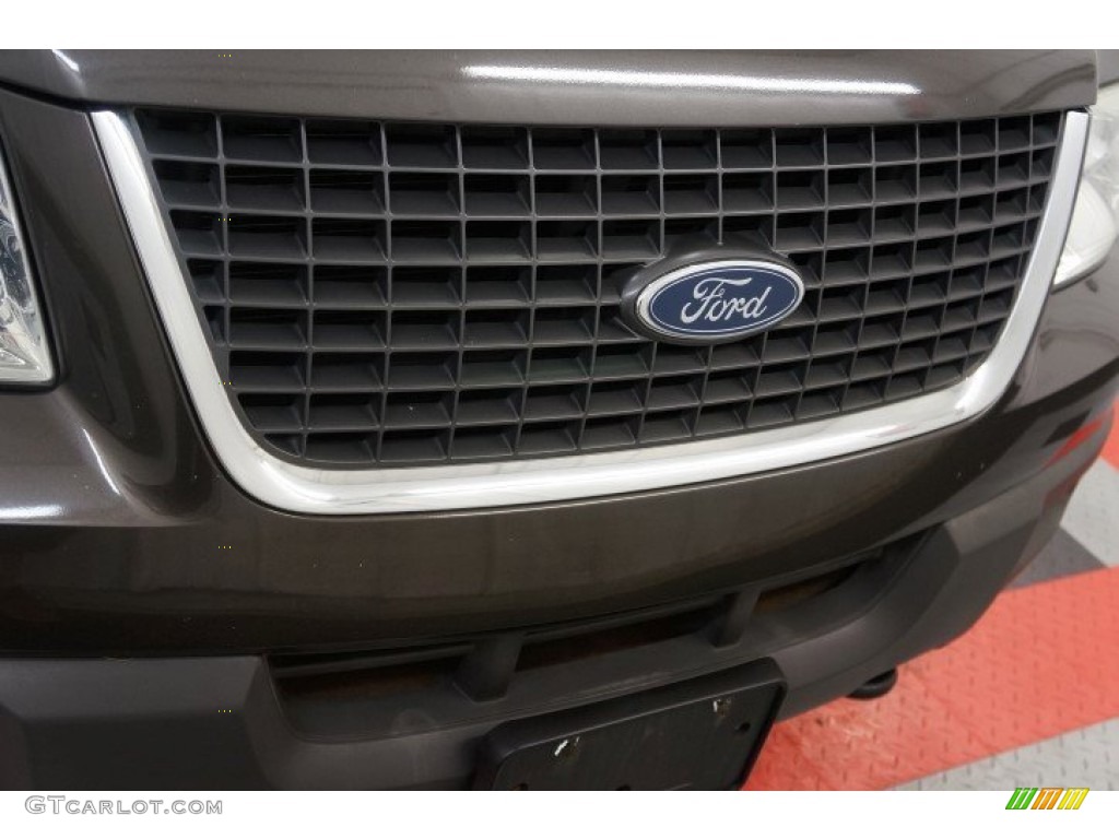 2005 Expedition XLT 4x4 - Dark Stone Metallic / Medium Parchment photo #45