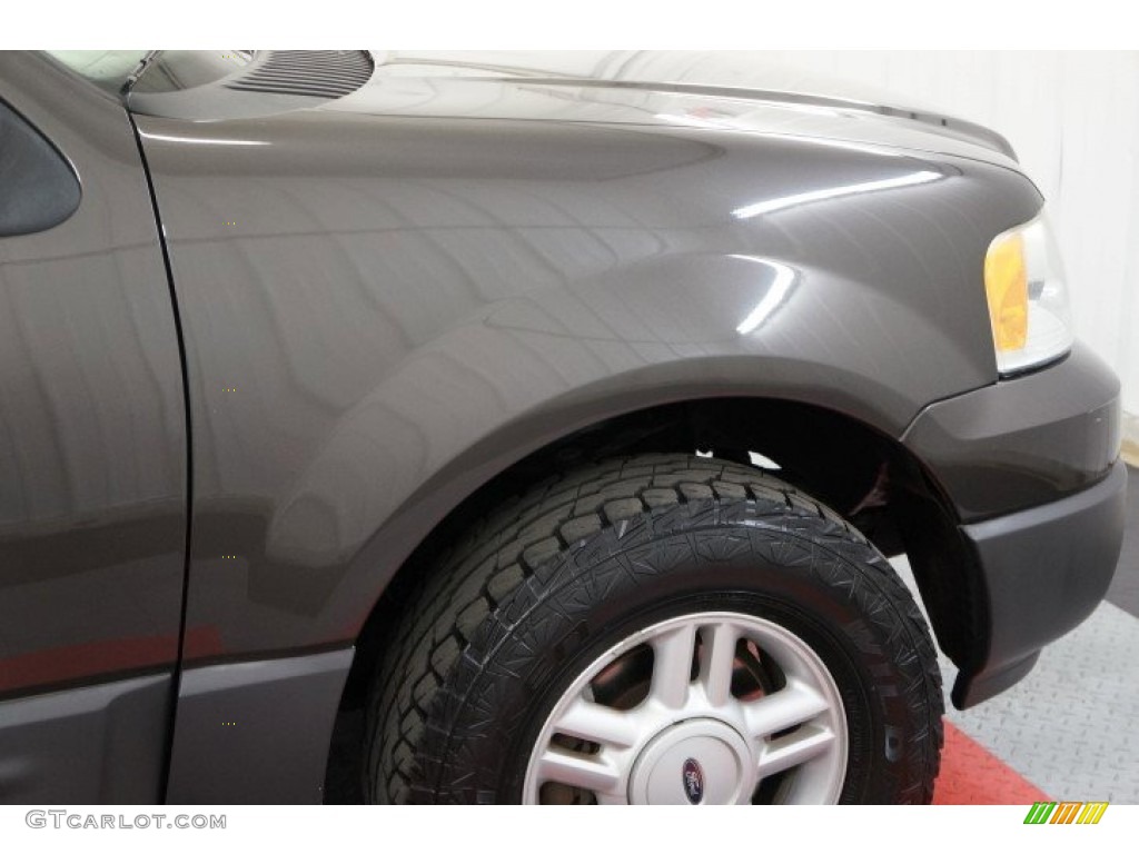 2005 Expedition XLT 4x4 - Dark Stone Metallic / Medium Parchment photo #47