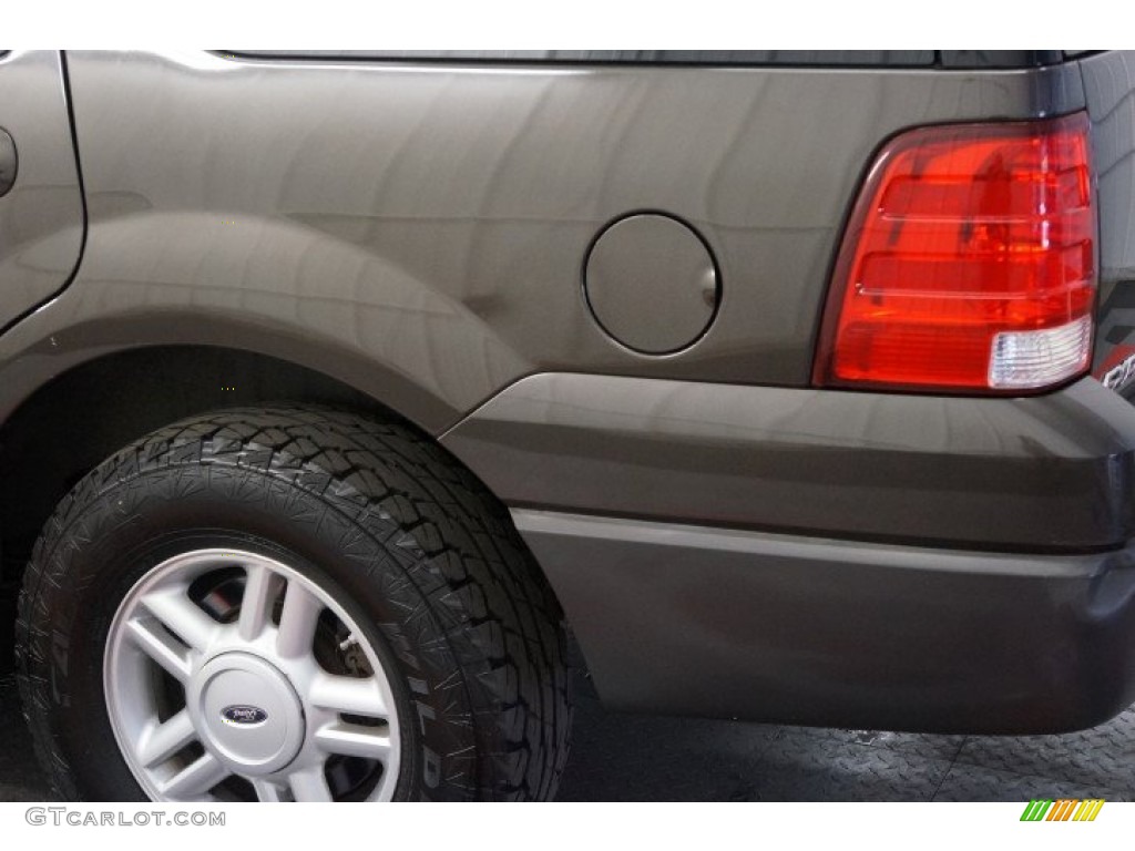 2005 Expedition XLT 4x4 - Dark Stone Metallic / Medium Parchment photo #60