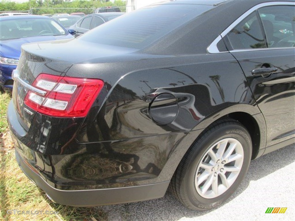 2015 Taurus SE - Tuxedo Black Metallic / Dune photo #16
