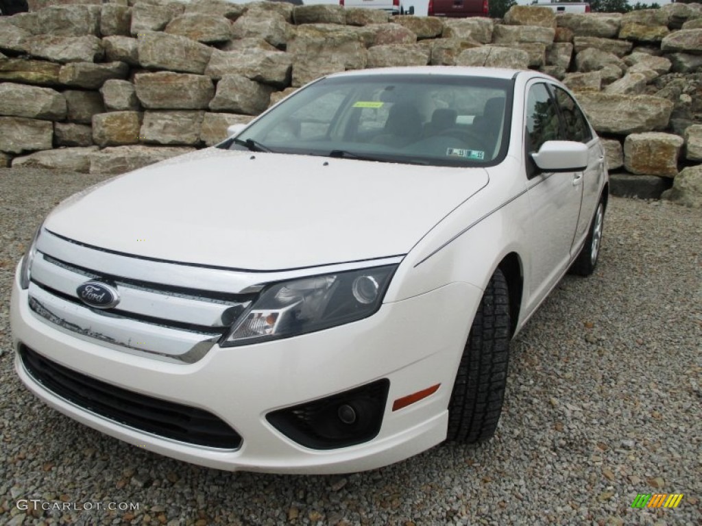 2010 Fusion SE - White Platinum Tri-coat Metallic / Camel photo #2