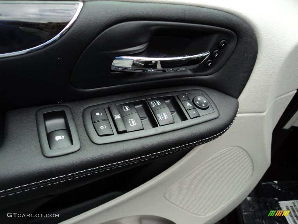 2015 Chrysler Town & Country Limited Platinum Controls Photos