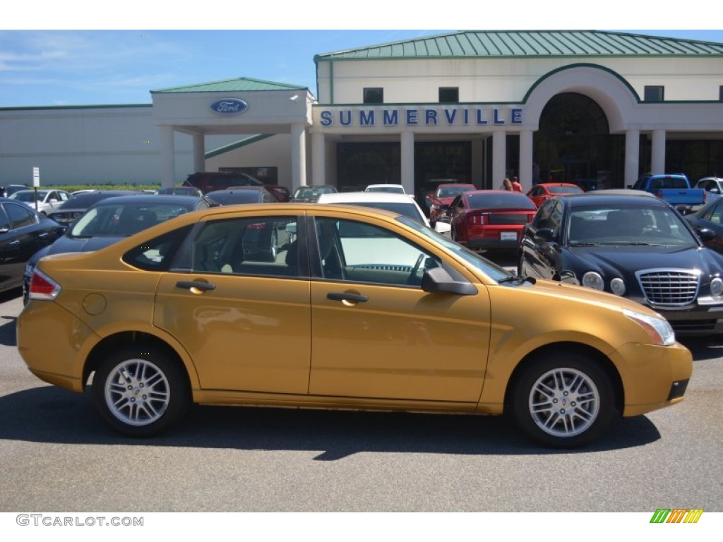 2009 Focus SE Sedan - Amber Gold Metallic / Medium Stone photo #2