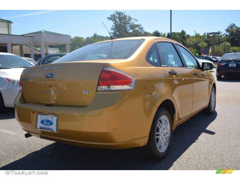 2009 Focus SE Sedan - Amber Gold Metallic / Medium Stone photo #3