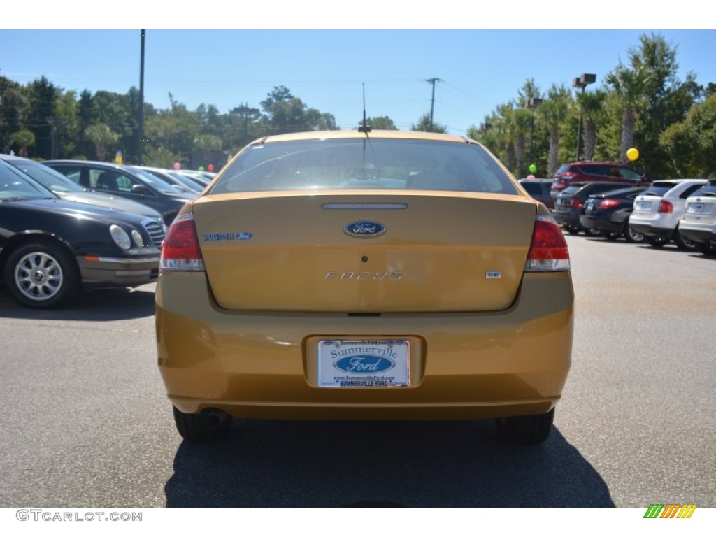 2009 Focus SE Sedan - Amber Gold Metallic / Medium Stone photo #4