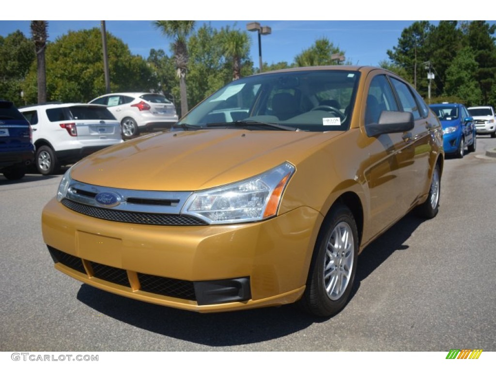 2009 Focus SE Sedan - Amber Gold Metallic / Medium Stone photo #7