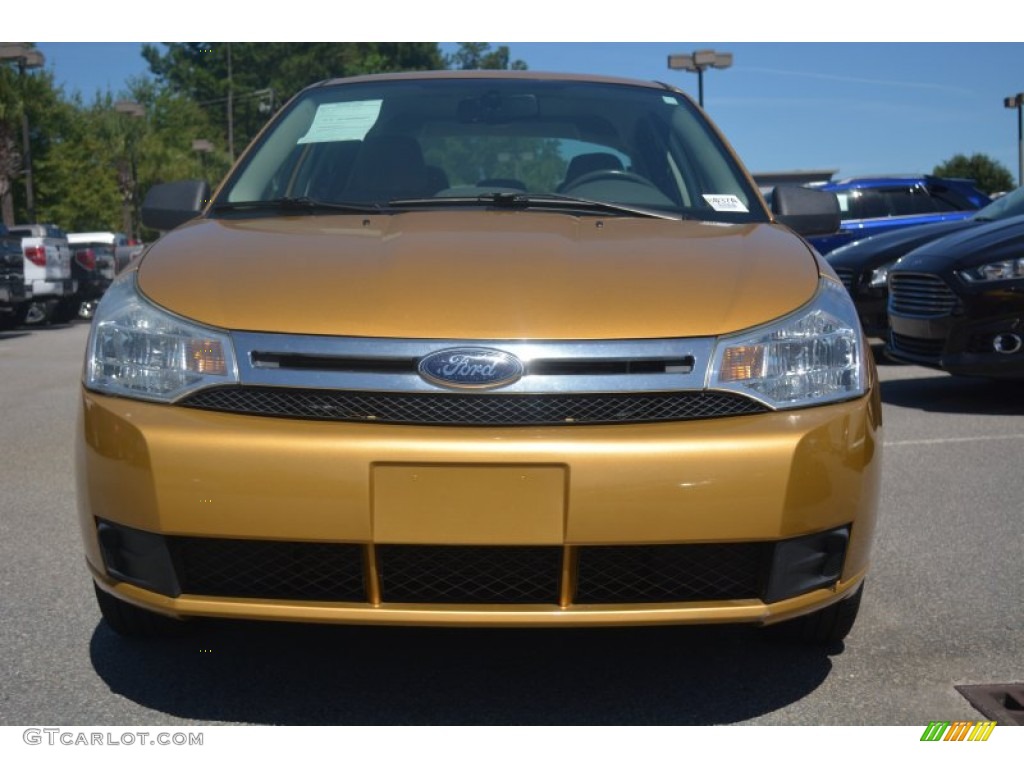 2009 Focus SE Sedan - Amber Gold Metallic / Medium Stone photo #8