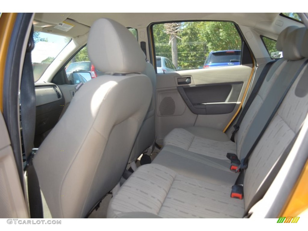 2009 Focus SE Sedan - Amber Gold Metallic / Medium Stone photo #10