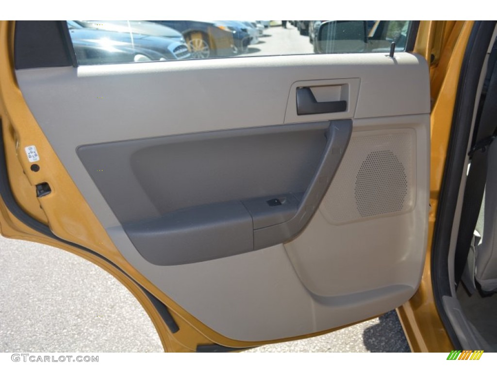 2009 Focus SE Sedan - Amber Gold Metallic / Medium Stone photo #15