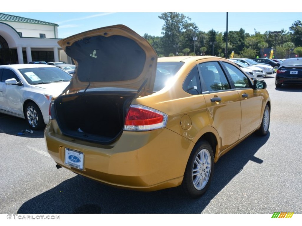 2009 Focus SE Sedan - Amber Gold Metallic / Medium Stone photo #23