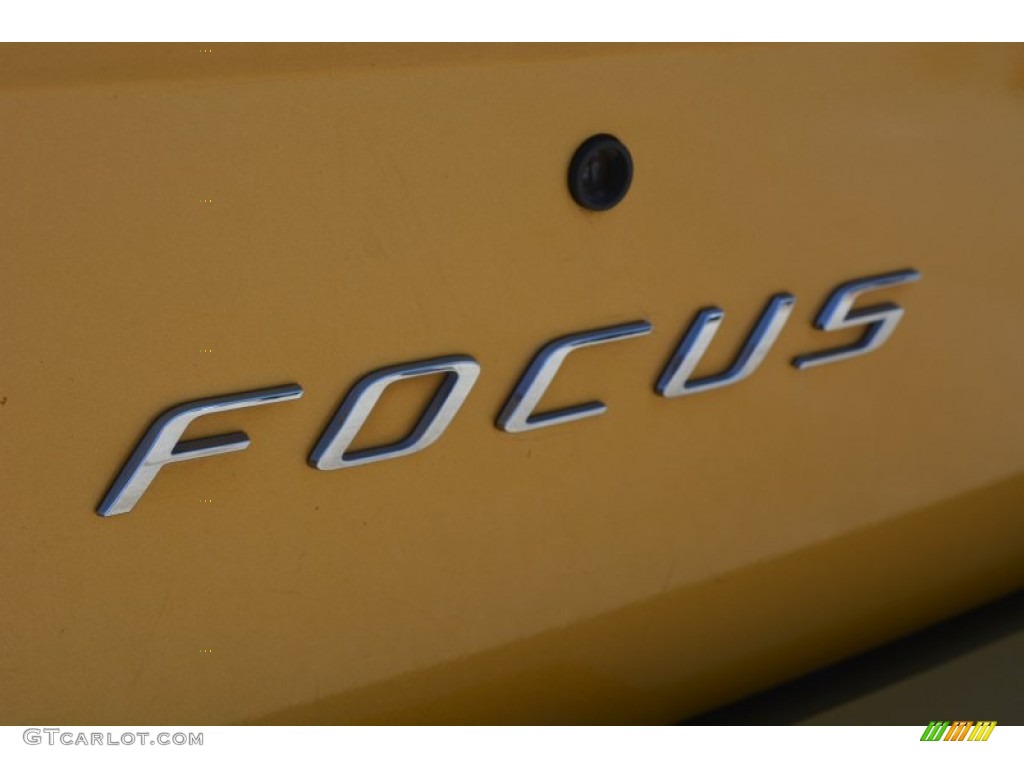 2009 Focus SE Sedan - Amber Gold Metallic / Medium Stone photo #24