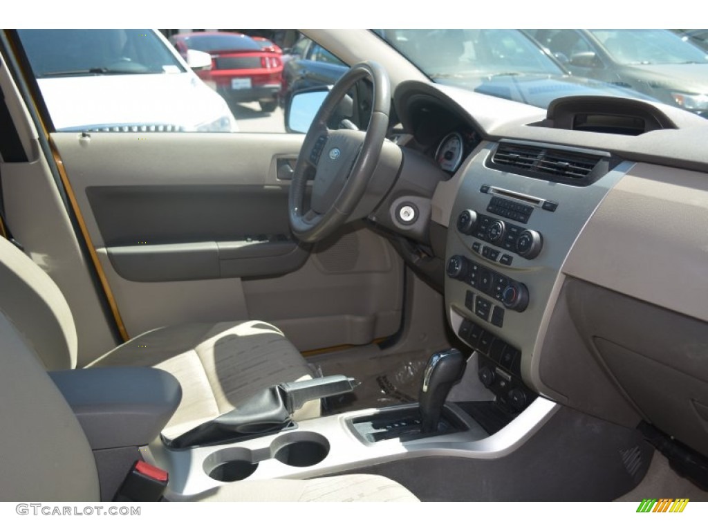 2009 Focus SE Sedan - Amber Gold Metallic / Medium Stone photo #26