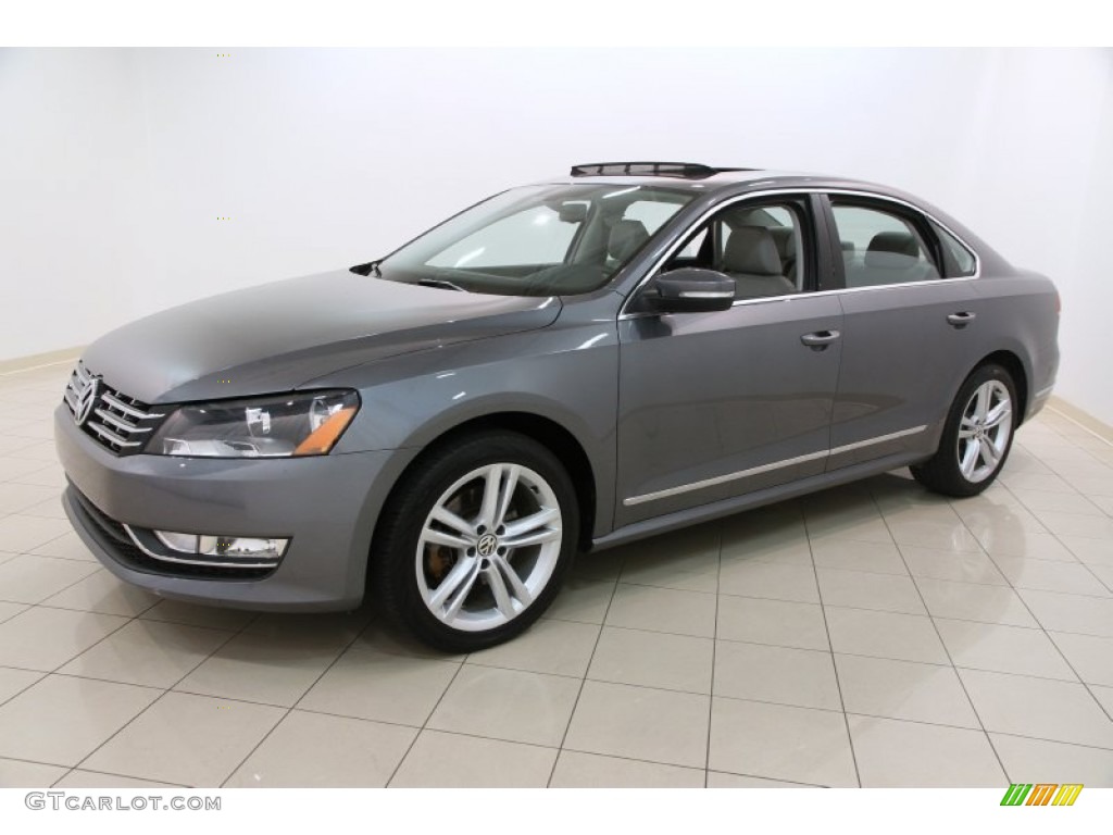 2013 Volkswagen Passat V6 SEL Exterior Photos