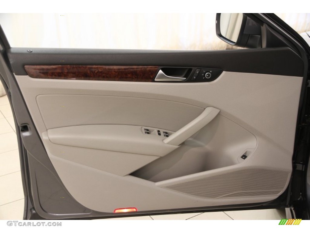 2013 Volkswagen Passat V6 SEL Moonrock Gray Door Panel Photo #96701344