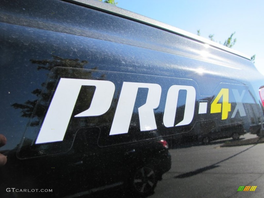 2014 Nissan Titan Pro-4X Crew Cab 4x4 Marks and Logos Photos