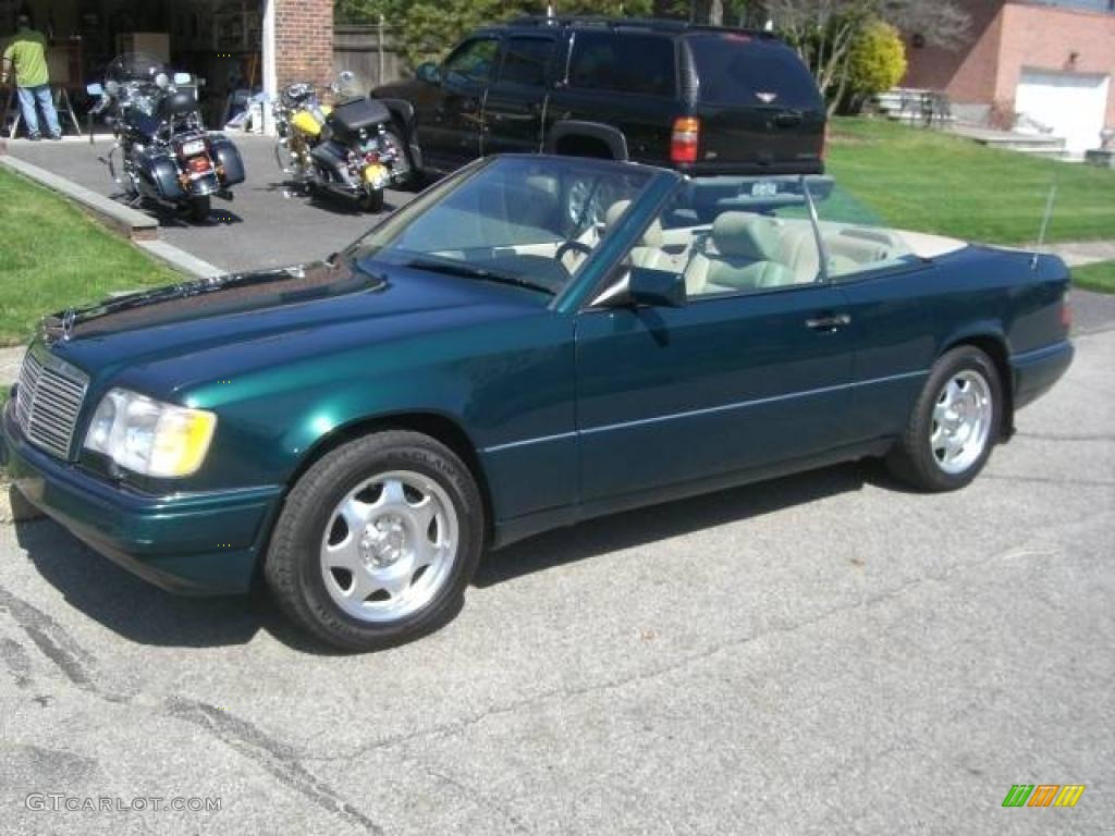 1995 E 320 Convertible - Brilliant Emerald Pearl / Parchment photo #1