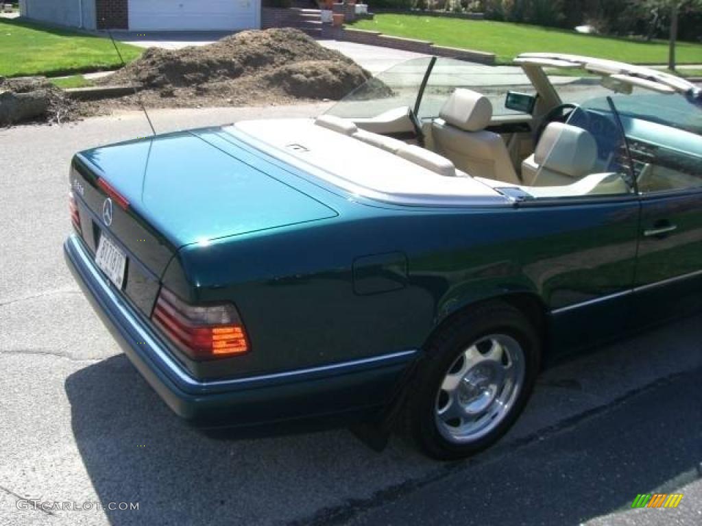 1995 E 320 Convertible - Brilliant Emerald Pearl / Parchment photo #8