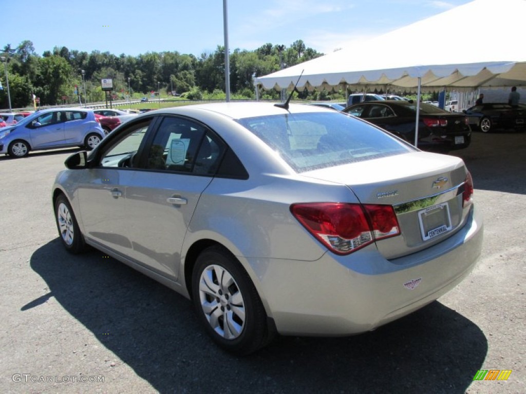 2014 Cruze LS - Champagne Silver Metallic / Jet Black/Medium Titanium photo #4