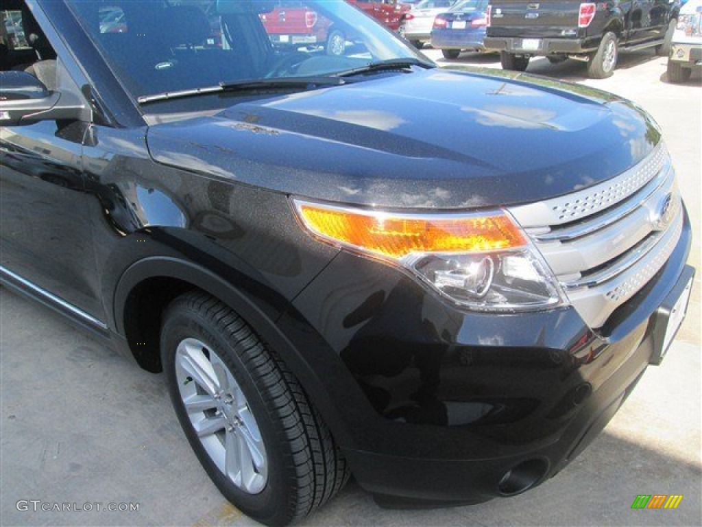 2015 Explorer XLT - Tuxedo Black / Charcoal Black photo #3